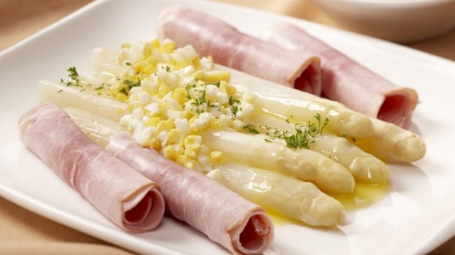 klassieke asperges met ham en ei
