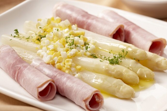klassieke asperges met ham en ei