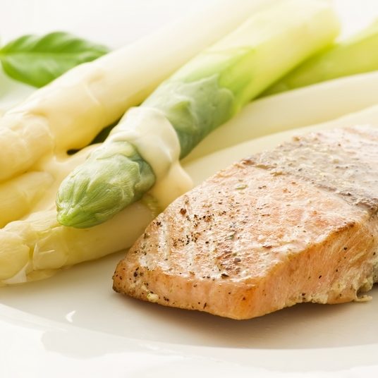 Asperges met gebakken zalm Asperges met gebakken zalm