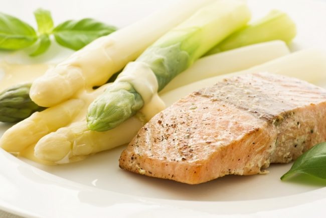 Asperges met gebakken zalm
