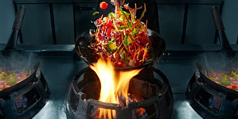 Groene asperges wokken