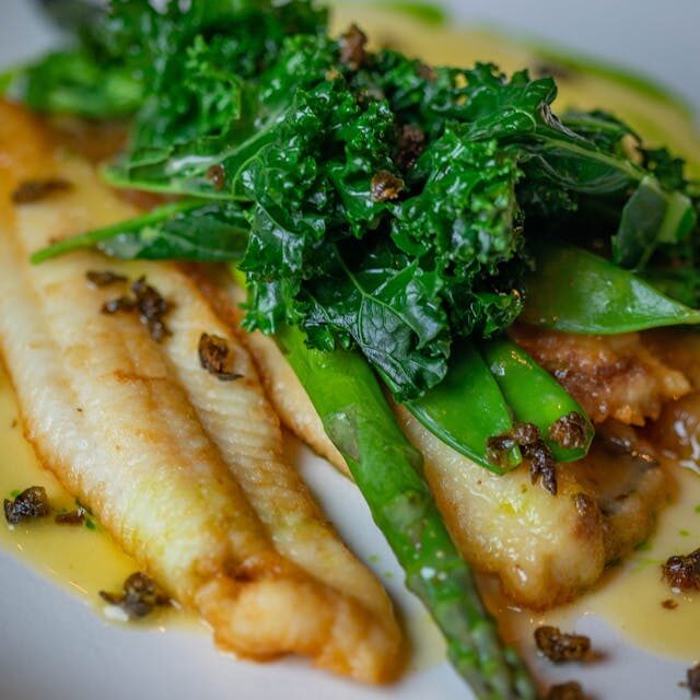 Asperges met vis op bord Asperges met vis en saus op bord