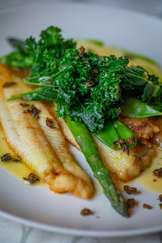 Asperges met vis en saus op bord