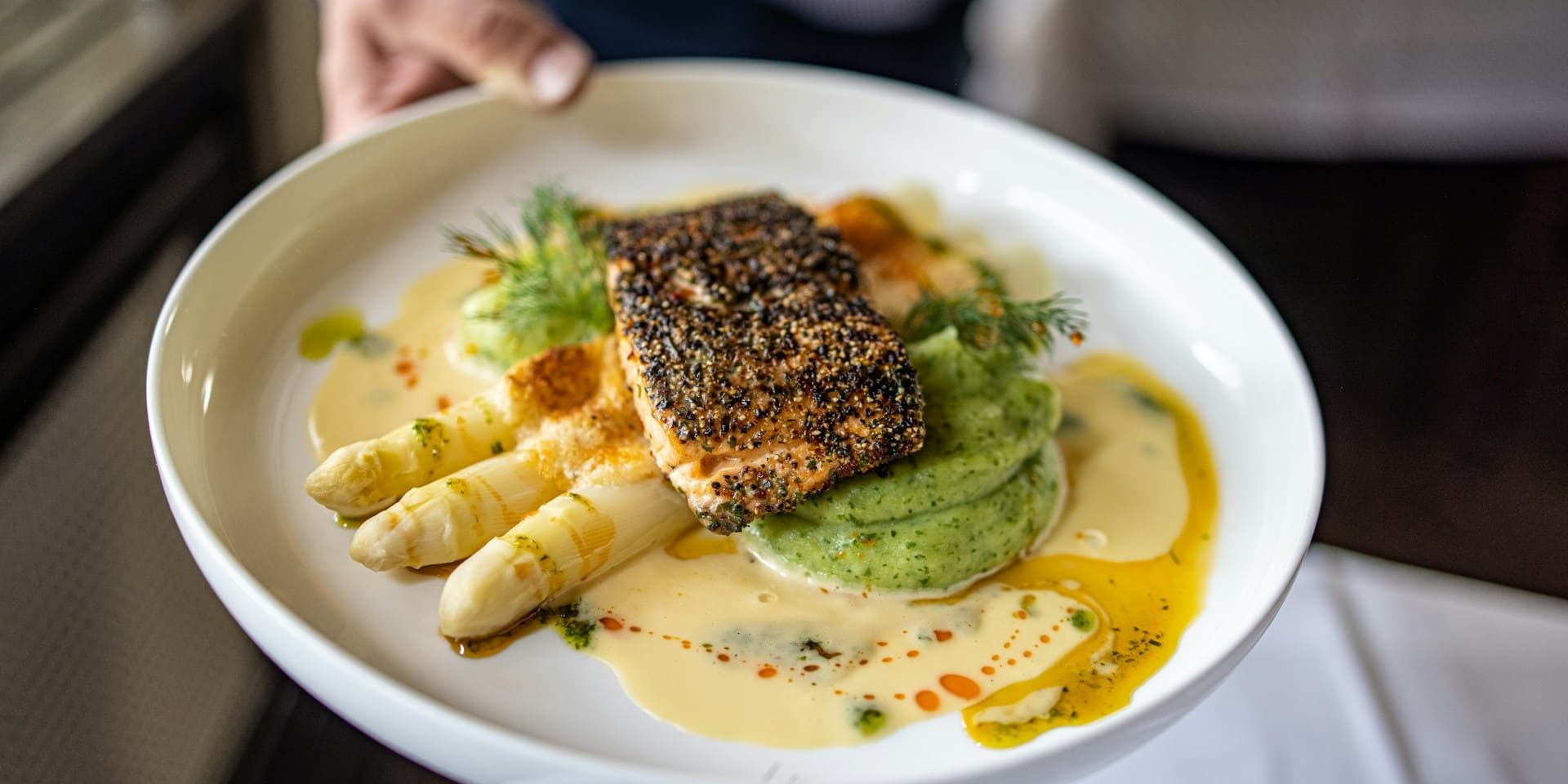 Asperge gerecht Gourmetgerecht met witte asperges, vis en saus, verfijnd gepresenteerd als asperges gerecht