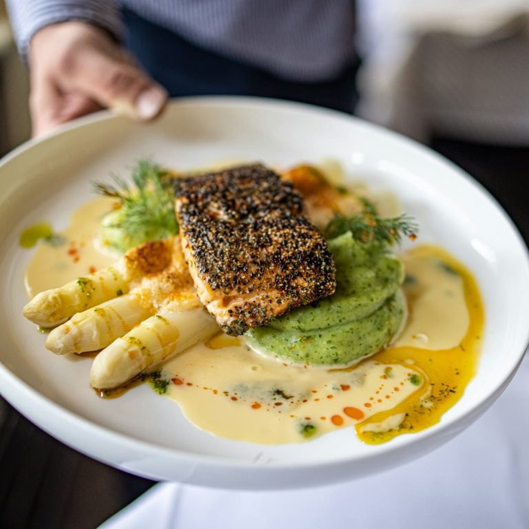 Gourmetgerecht met witte asperges, vis en saus, verfijnd gepresenteerd als asperges gerecht